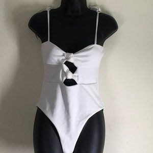 Mizaful White Ribbed Knotted Cut Out